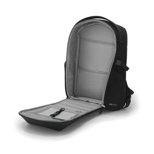 Bizz Backpack - Black תיק גב XD DESIGN, תיק גב מעוצב, תיק גב שחור,תיק גב למחשב נייד, תיק גב שחור ללפטופ, תיק גב גדול, תיק גב שחור אלגנט, תיק גב עשוי חומרים ממוחזרים, מתנה ממותגת לעובדים, סוואג לעסקים, תיק גב לעובדים