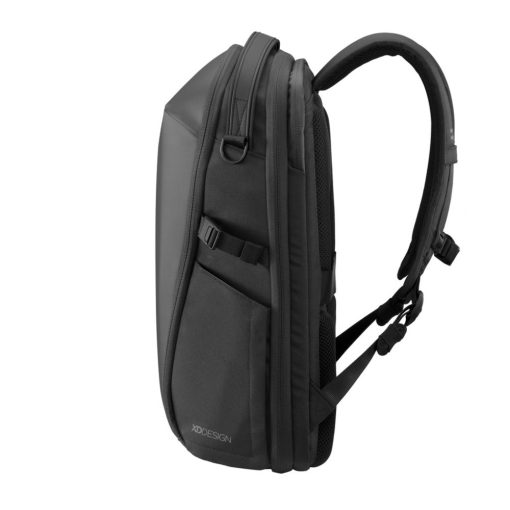 Bizz Backpack - Black תיק גב XD DESIGN, תיק גב מעוצב, תיק גב שחור,תיק גב למחשב נייד, תיק גב שחור ללפטופ, תיק גב גדול, תיק גב שחור אלגנט, תיק גב עשוי חומרים ממוחזרים, מתנה ממותגת לעובדים, סוואג לעסקים, תיק גב לעובדים